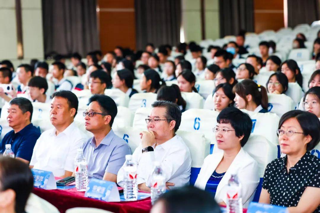 大兴一中校长王殿军,副校长武强,副校长张慧娟,初中部的全体领导和