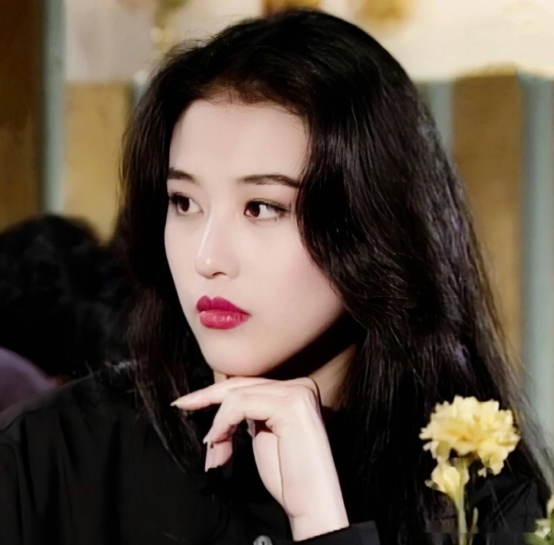 而著名女演员周海媚,便是这样一个美貌与才华并存的女神.