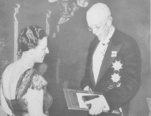 火爆,不仅蝉联全美最畅销书籍,还获得了普利策小说奖和诺贝尔文学奖