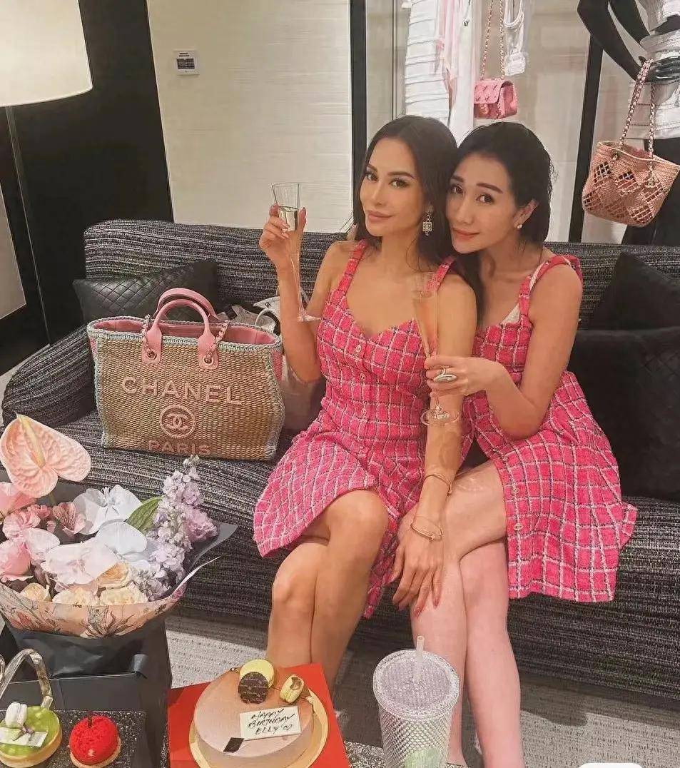 何超盈给林心儿庆生,两人穿闺蜜装合照,何超盈脖子前倾有点吓人