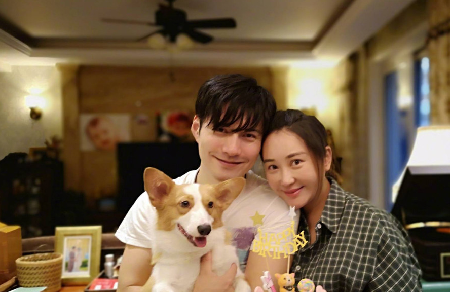 严屹宽首次晒出女儿满月照片!夫妻俩素颜上镜大秀恩爱