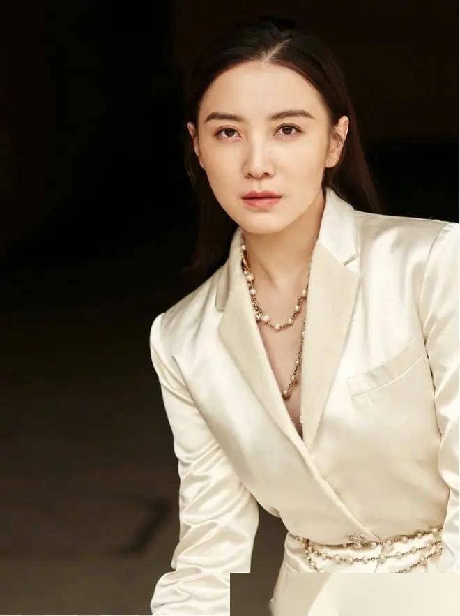 43岁宋佳丰腴身材曝光,性感魅力瞬间升级!