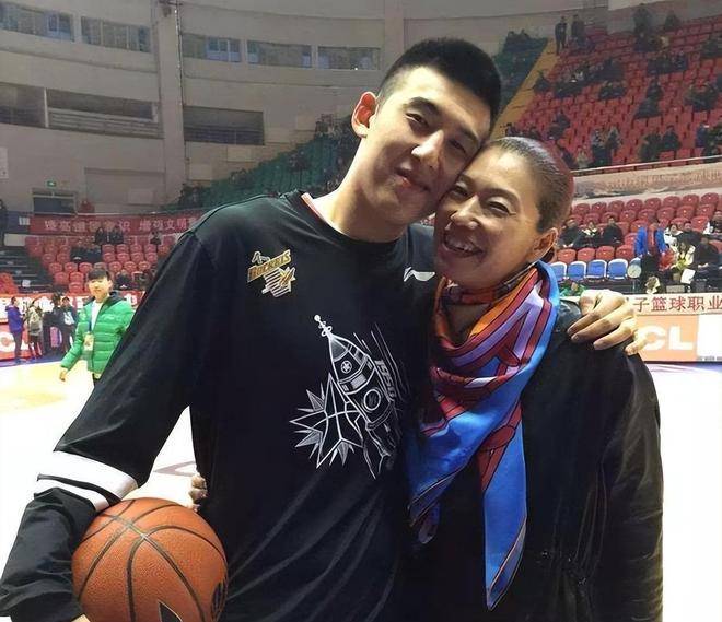女篮名将展淑萍:丧夫后嫁未婚男,她为再婚丈夫的父爱感动落泪