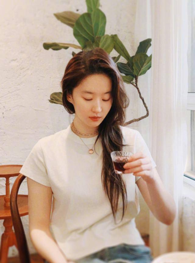 我们不仅能看到大家对刘亦菲新宠物的喜爱,还能感受到网友们的调皮