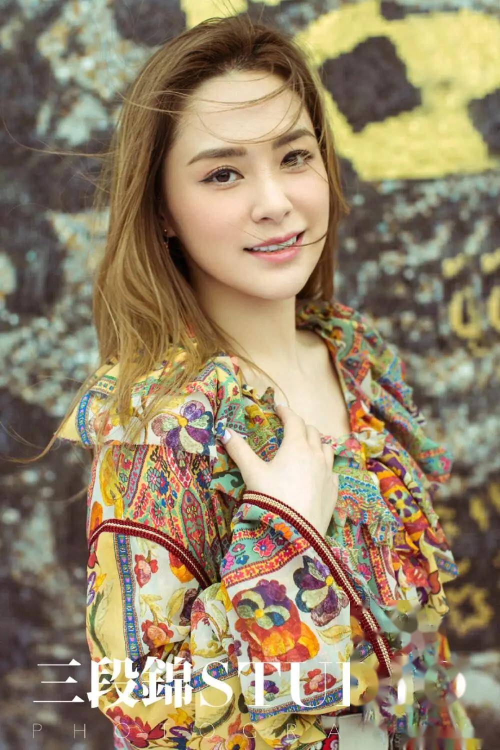 43岁钟欣桐写真曝光,这丰腴身材让人羡慕不已!