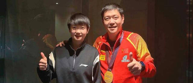 中国乒乓球代表团亮相巴黎奥运,秦志戬领队展现国乒实力