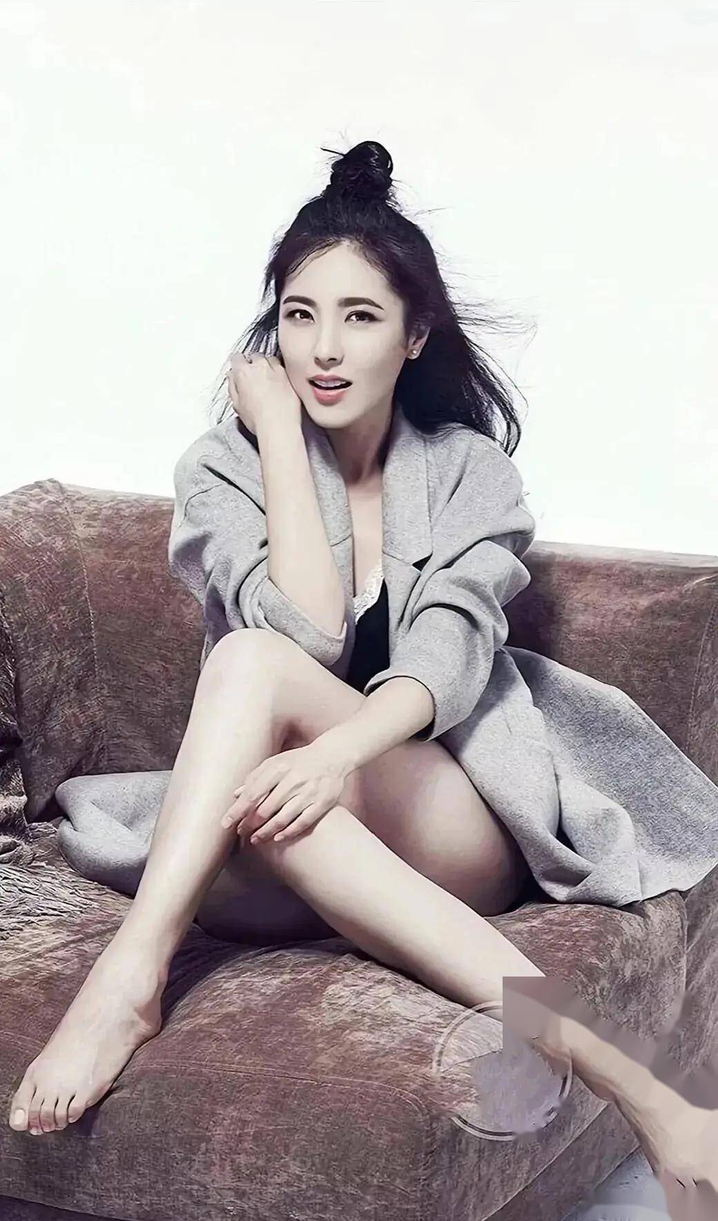 曾黎,一位实力派女演员,因在《还珠格格》中的出色表现而迅速崭露头角