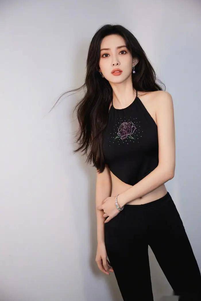 孟子义丰腴身材展现无遗,女神范儿十足,让人心动不已!