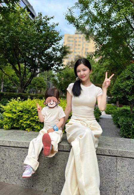 杜淳为犒劳妻子吃米其林大餐,王灿一人吃两碗面,引发网友热议