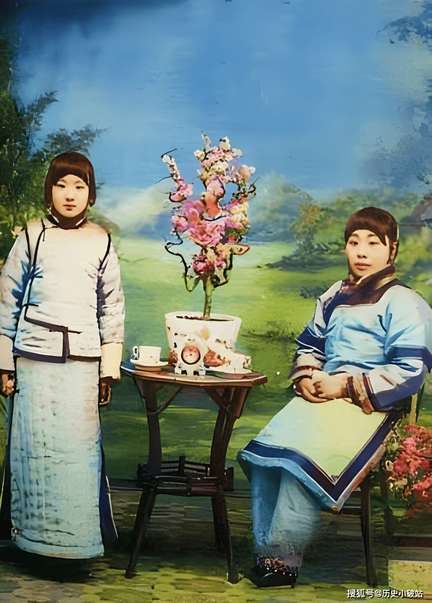 在清朝官府设立的治安监察点前,一名身着现代西方警服的巡警笔直站立