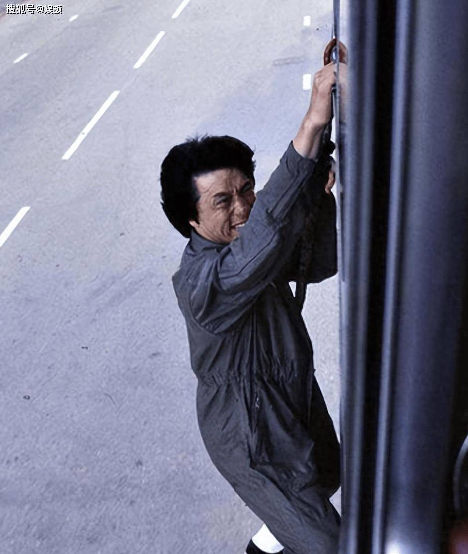 成龙新电影用ai惹争议,宣传又说错电影名,解释称广东话不太会了