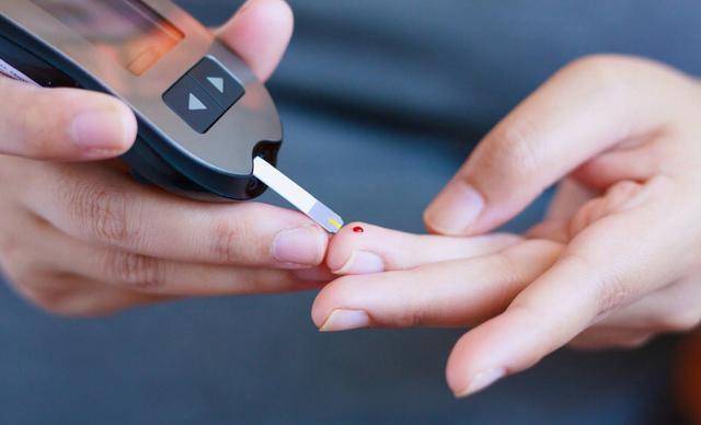 测血糖扎哪根手指最准确?提醒:很多人扎"错了",测了等于白测
