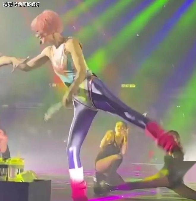 原创            51岁郑秀文演唱会造型引热议！裤衩外穿，网友：得罪了多少造型师-郑秀文值得演唱会视频