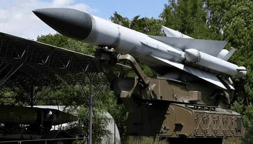 美国在后方不断拱火,也门胡塞发出最强警告,导弹瞄准沙特军事基地