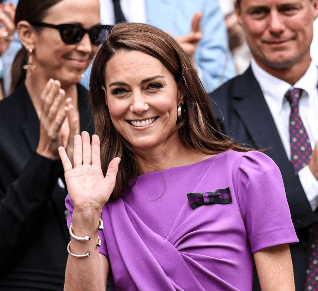 优雅紫色!凯特王妃亮相温网男单决赛现场,德约科维奇被阿卡破发