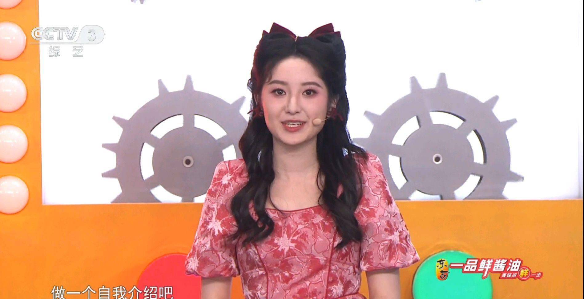 《开门大吉》第7位助理主持人苏眉文,首秀表现在严尚嘉俞熙雯之下