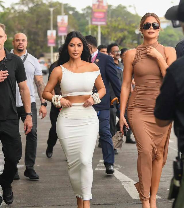 卡戴珊姐妹出席印度首富小儿子婚礼,啥都不干,露脸就把钱挣了