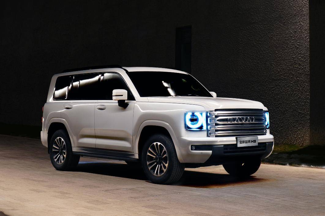 但其实它是采用非承载式结构打造的一台硬派越野车型,动力也跟猛龙不