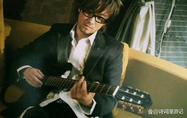 值得一提的是,歌手周传雄将词中的"寂寞沙洲冷"五个字,直接搬进自己的