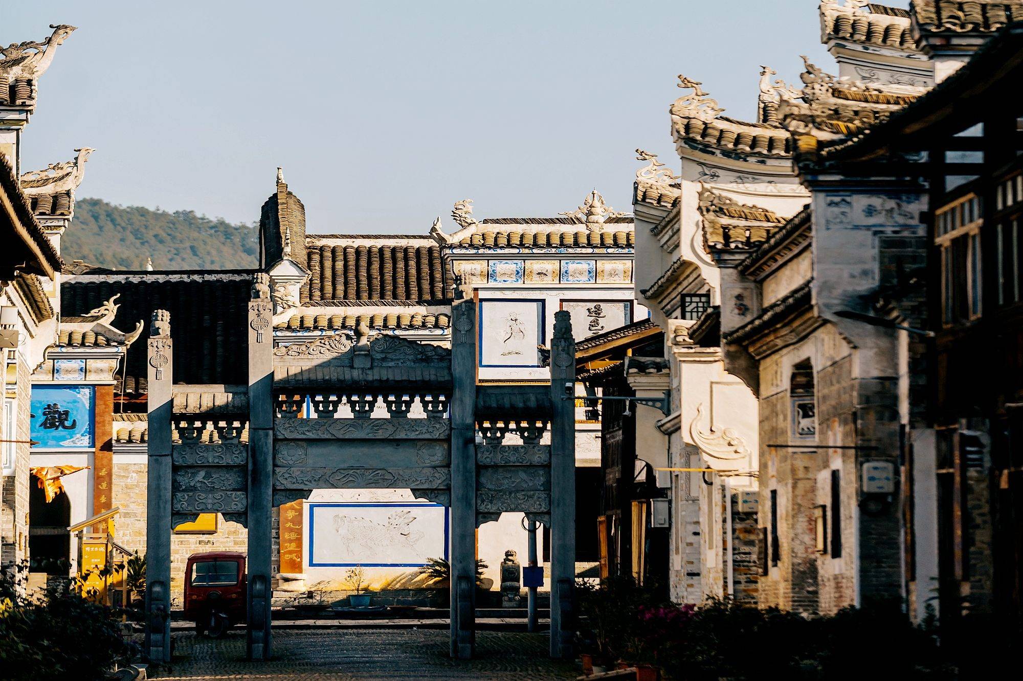 也吸引着许多人前来小住,在古城停留一两日,选一家外表古风十足的客栈