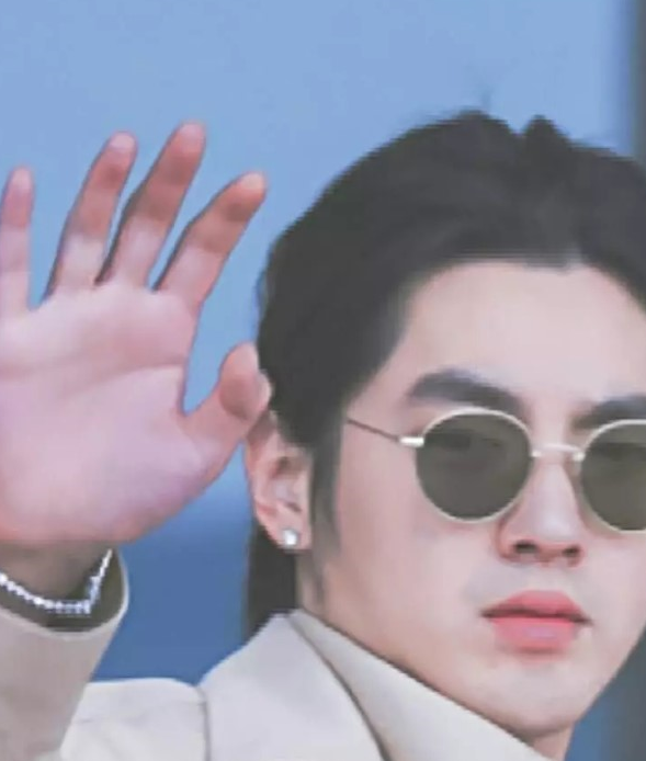 默默放下了炸鸡_吴亦凡_样子_减肥