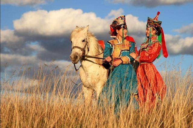 (一组蒙古族服饰)一,捏古思与乞颜的传说每一个民族都有着古老的传说