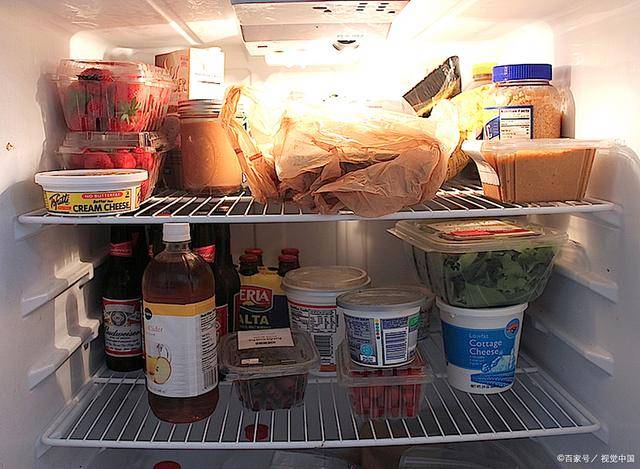 夫妻吃隔夜蛋炒饭后酸中毒,提醒:冰箱久放的5种食物,快扔掉