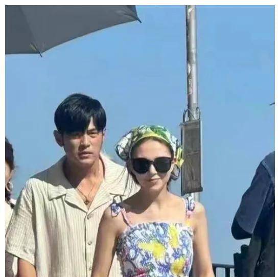 周杰伦戴假发被热到表情失控,助理撑伞被热议