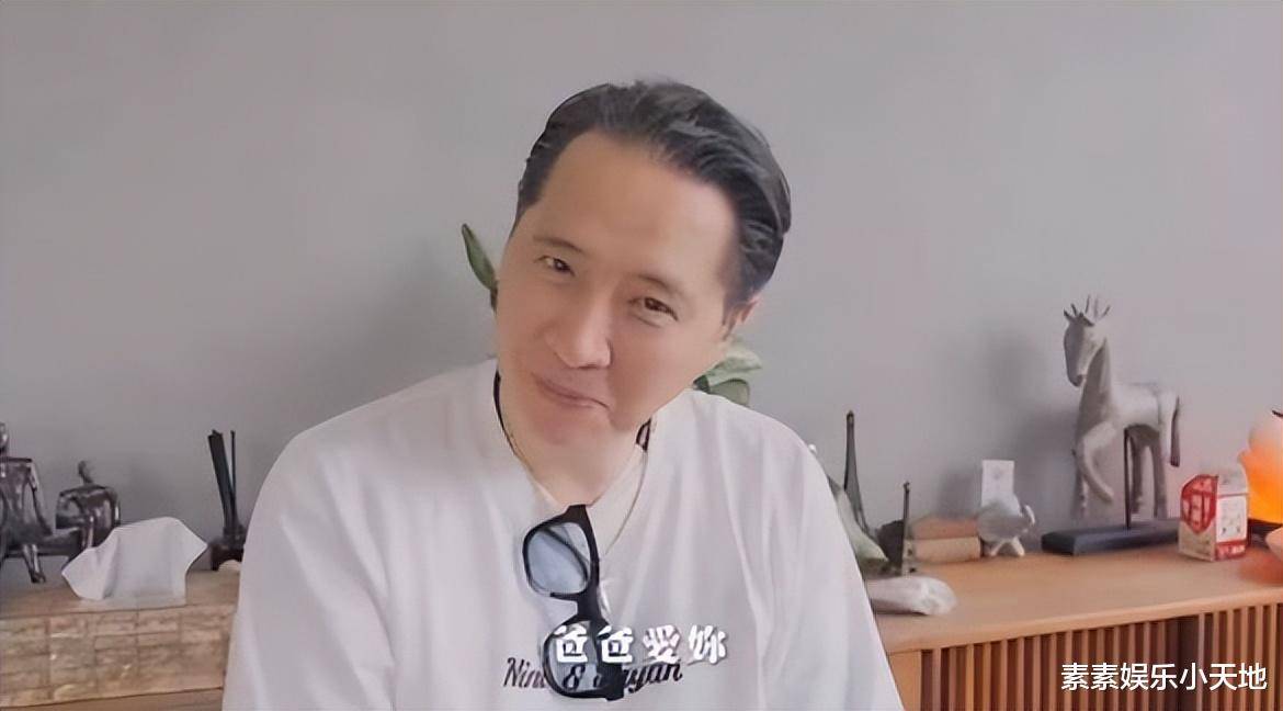 欧阳龙嘴对嘴亲欧阳妮妮,女儿明显很尴尬,但没有直