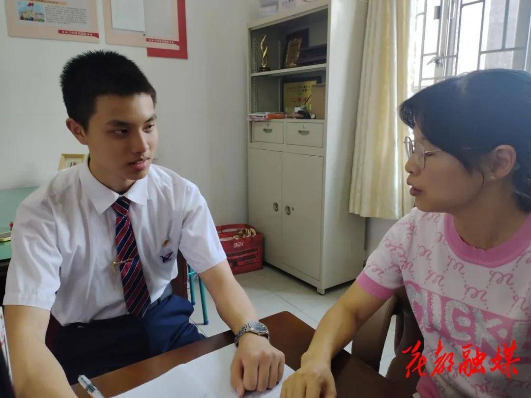 花都两名学生考上空军飞行员_魏梓轩_梁荣逸_同学