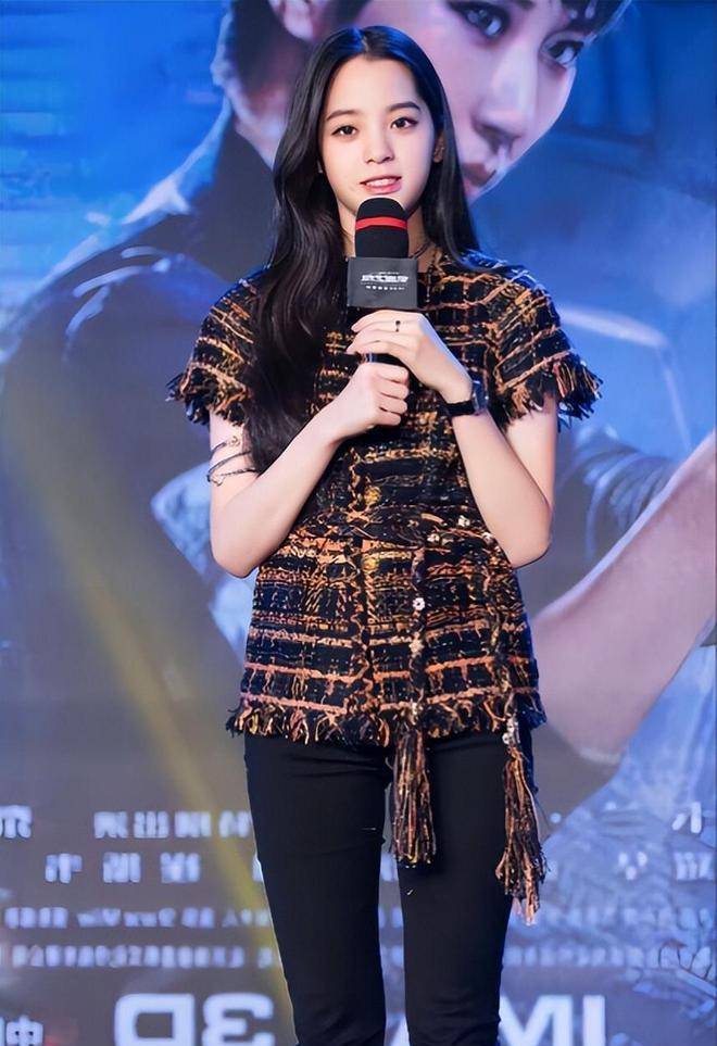 24岁欧阳娜娜晒国外度假,穿泳装秀凹凸曲线像美人鱼,纯欲风拉满