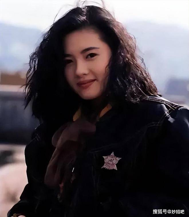 15岁出道,27岁演三级,33岁成影后,她的人生比港剧还精彩