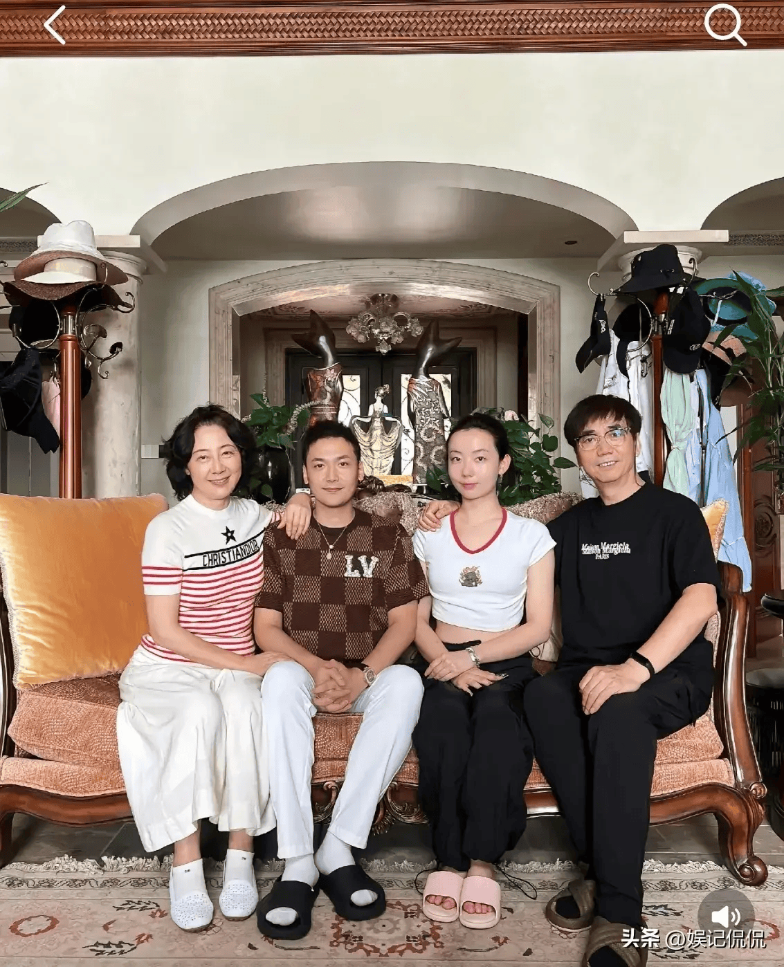 范明继子罕晒全家福!穿万元短袖太豪横,范明女儿出镜颜值不如妈