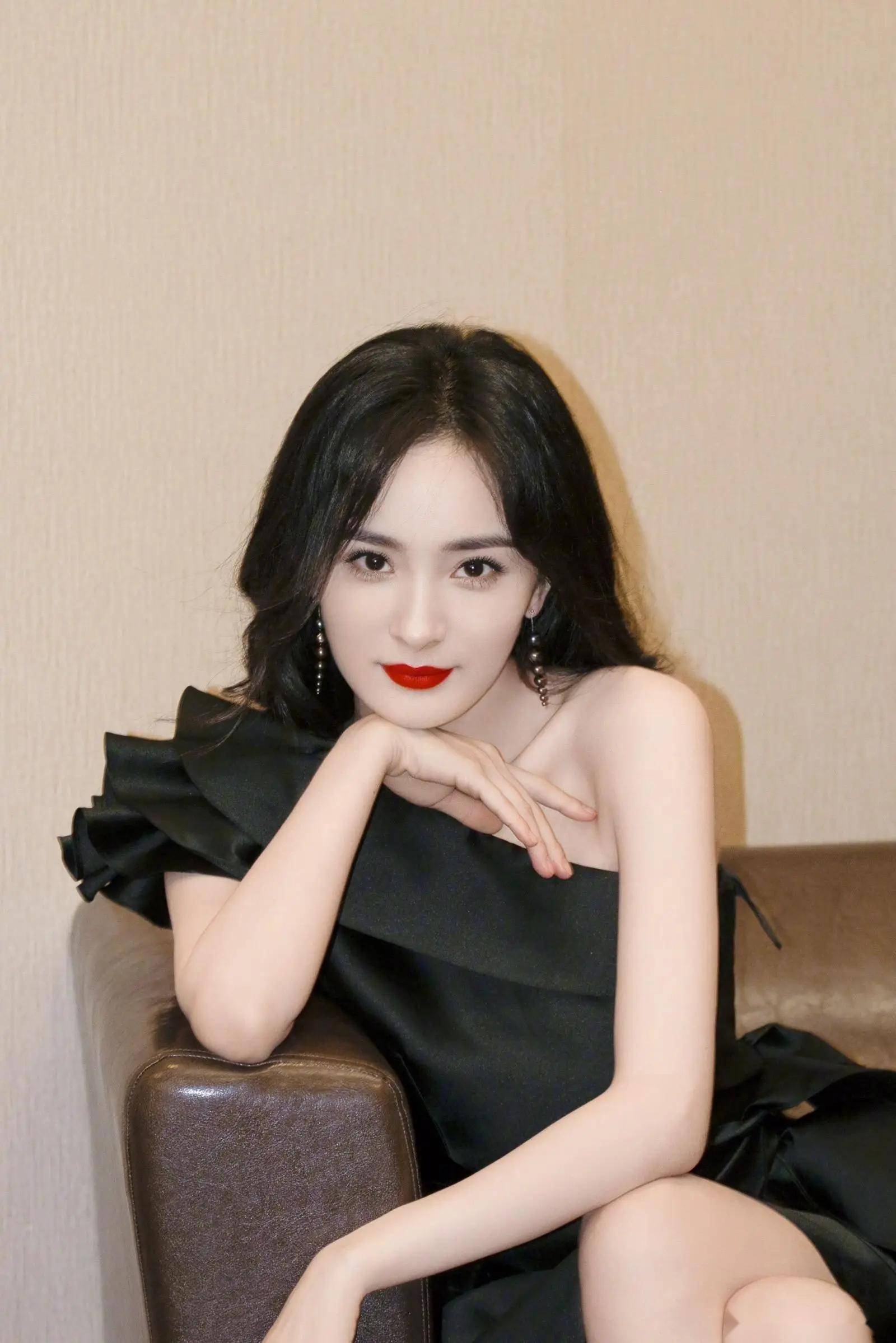 37岁的杨幂依旧保持着迷人的身材和美貌,这写真拍得太惊艳了!