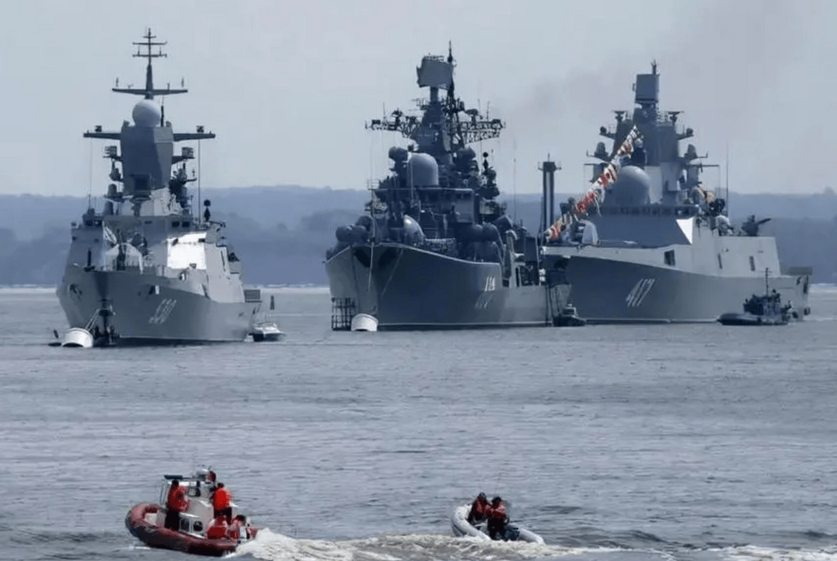 俄罗斯最后一艘军舰离开克里米亚