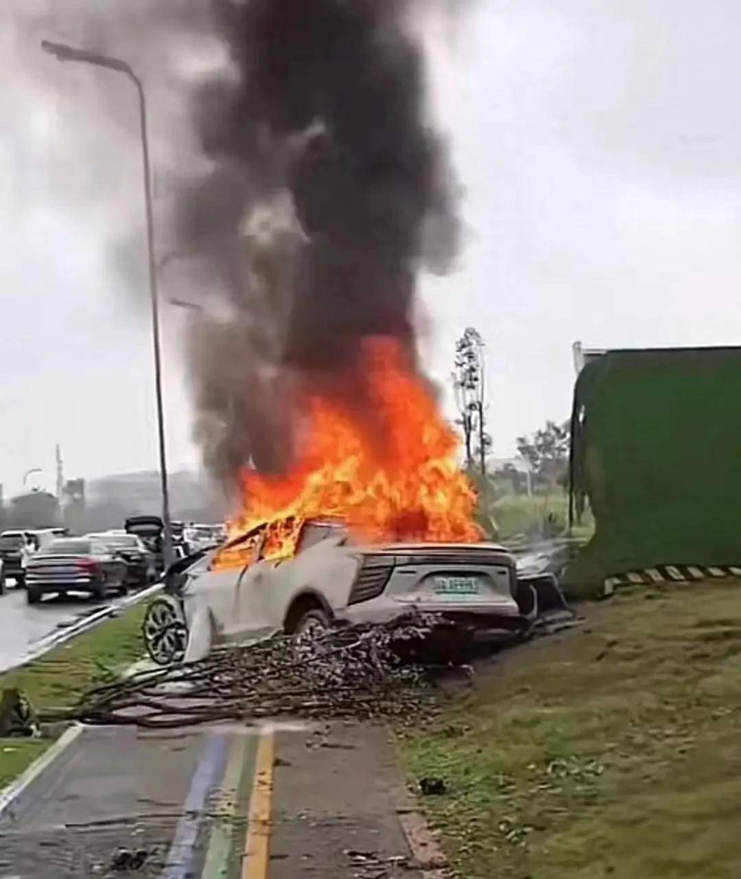 成都双流一辆新能源汽车撞车着火车内人员被烧死现场画面曝光