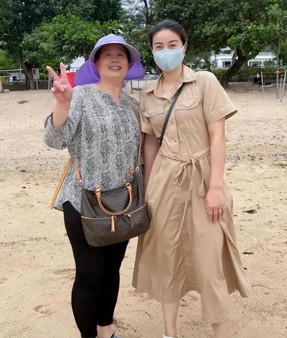 在这温馨的生日庆祝场景中,郭晶晶与妈妈并肩而坐,笑容满面.