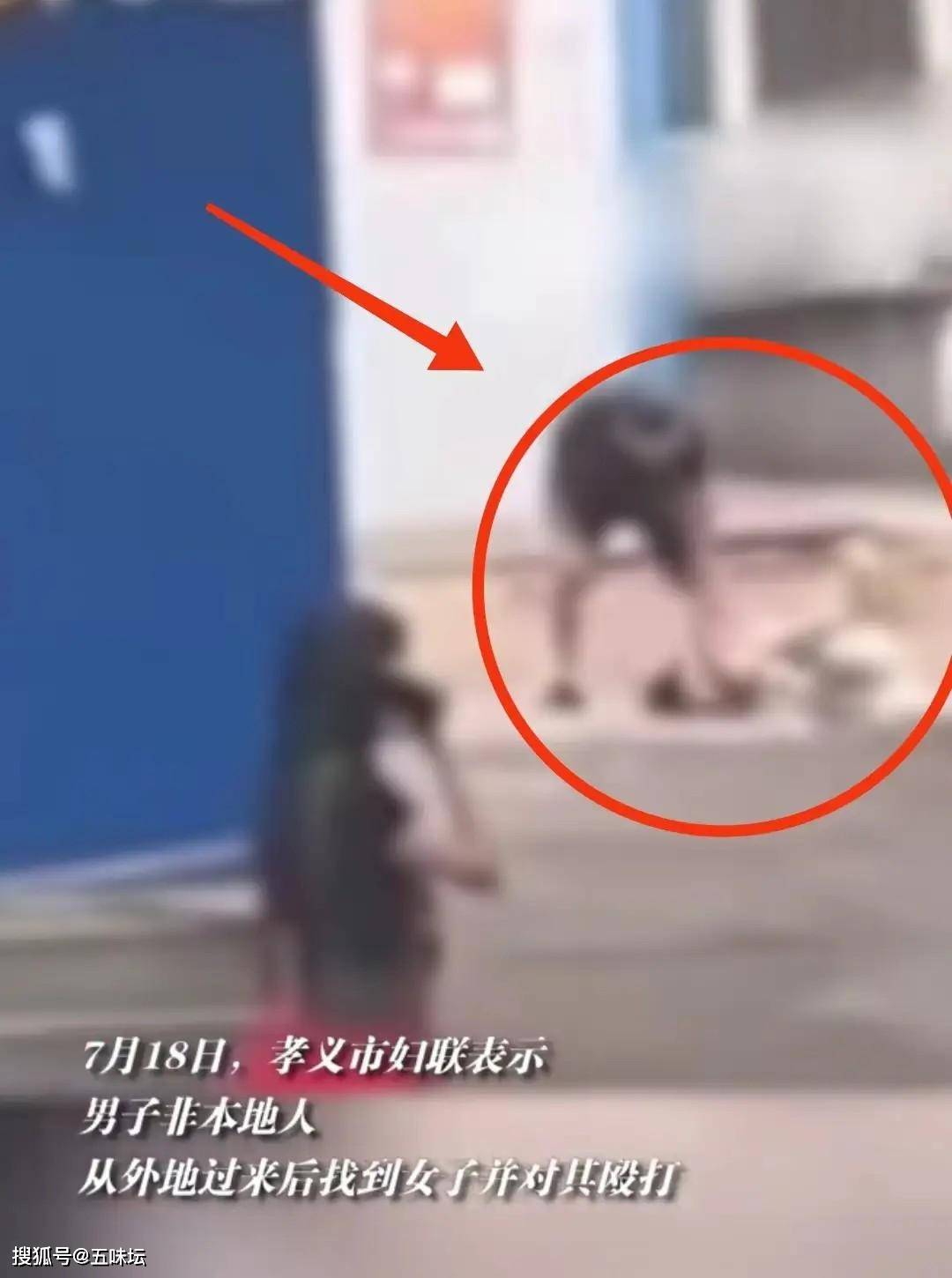 山西孝义市街头暴力事件:男子砖块猛砸女子头,网友:太