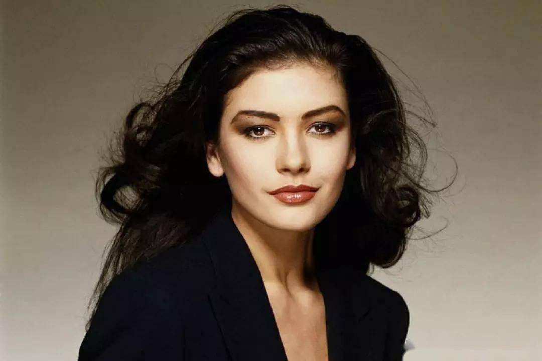 38岁的凯瑟琳·泽塔琼斯惊艳写真,这身材真的是让人心动不已,这谁顶