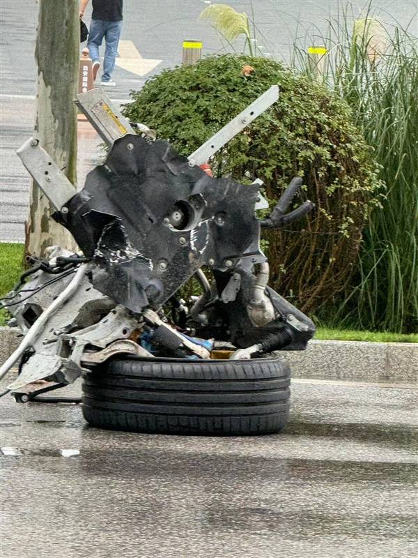 法拉利首款suv国内现严重车祸:发动机都脱离了母体