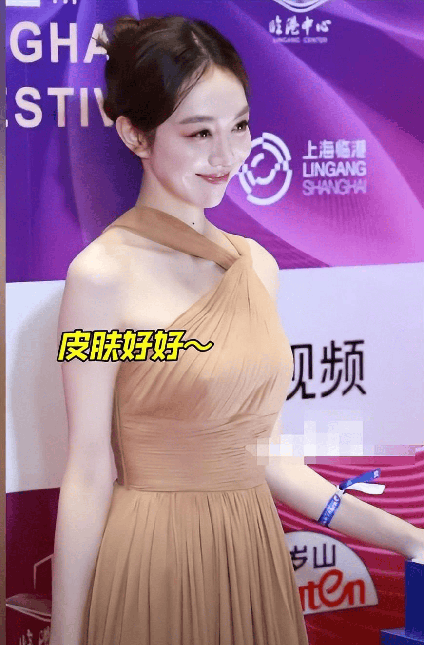 上海这一夜,38岁的姜妍用珠圆玉润的身材,给白幼瘦女星上了一课