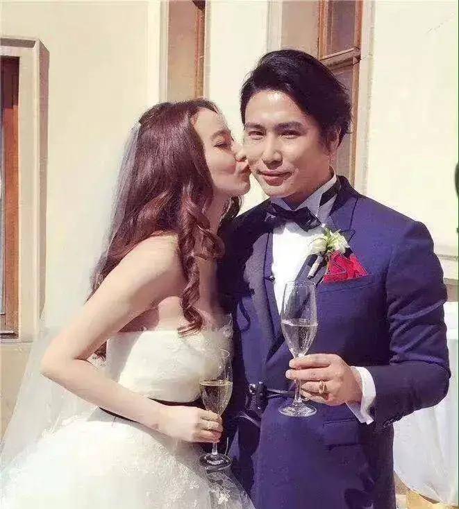 还记得那会儿欧弟跟他老婆结婚挺轰动的?当时请来了好多明星好友助阵.