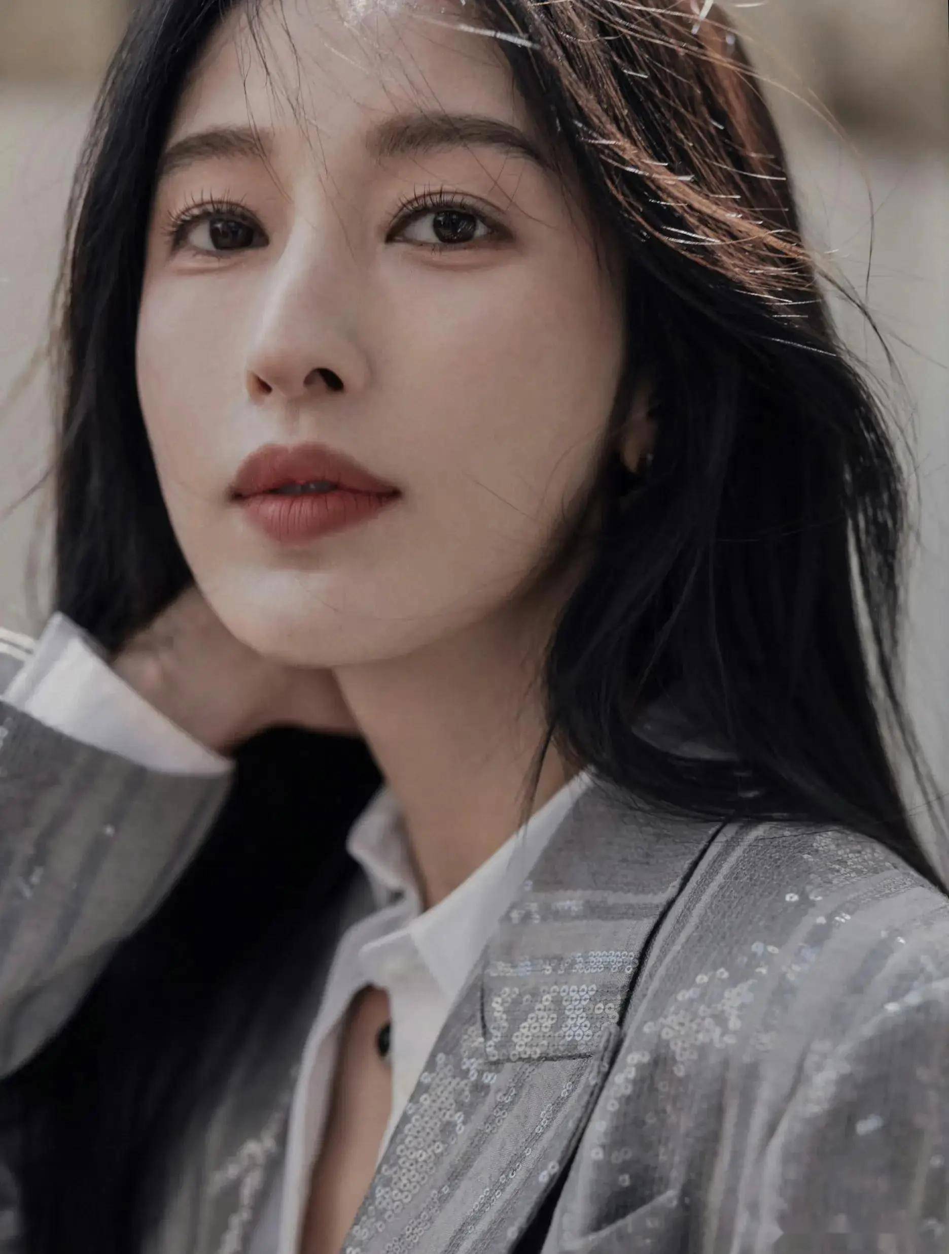 张俪38岁写真曝光,这谁顶得住?迷人写真展现女神风采,美貌与才华兼具!