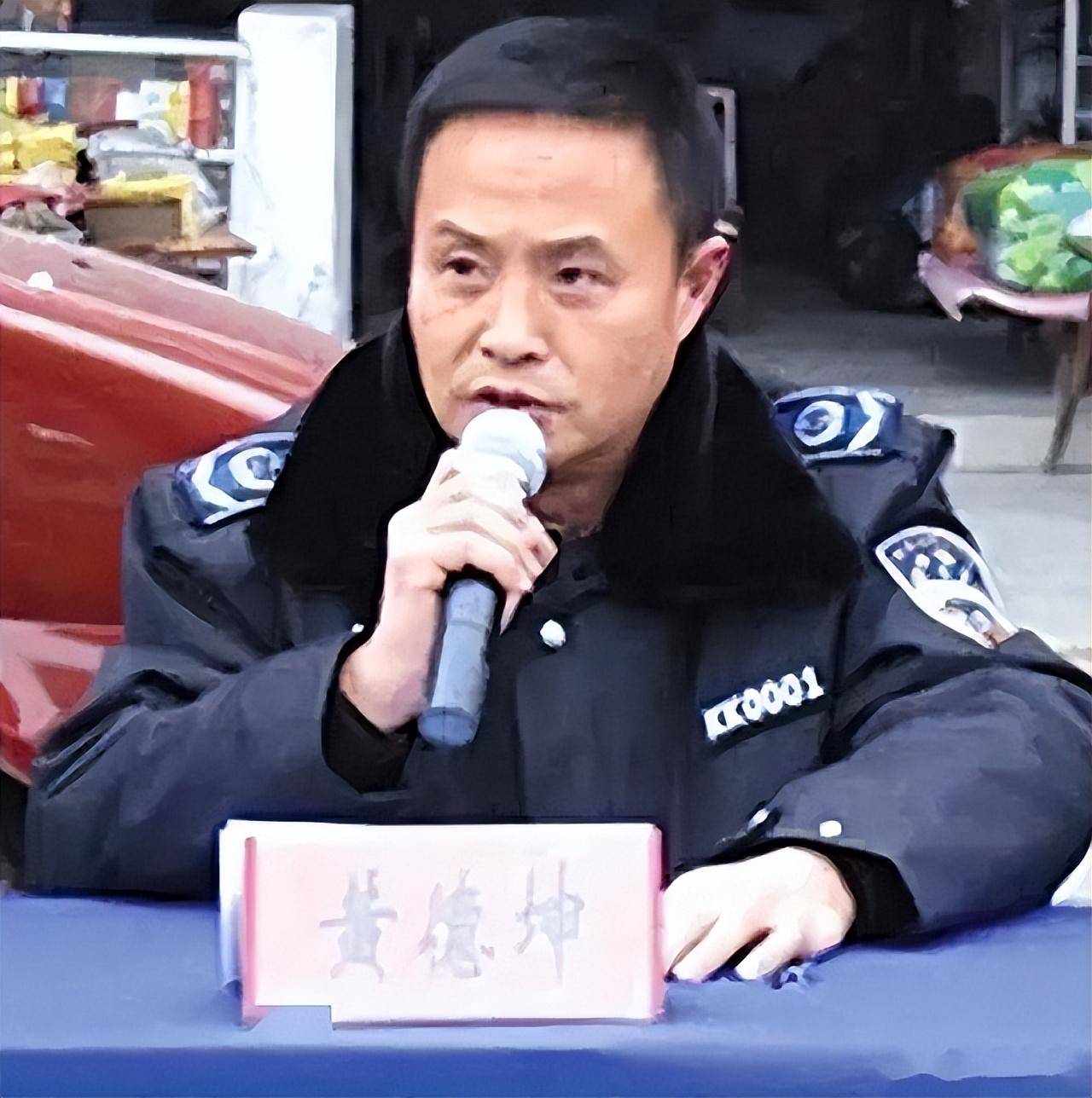 好友王文辉一打听才知道,原来这个心思缜密的局长,竟然是一个潜逃18年