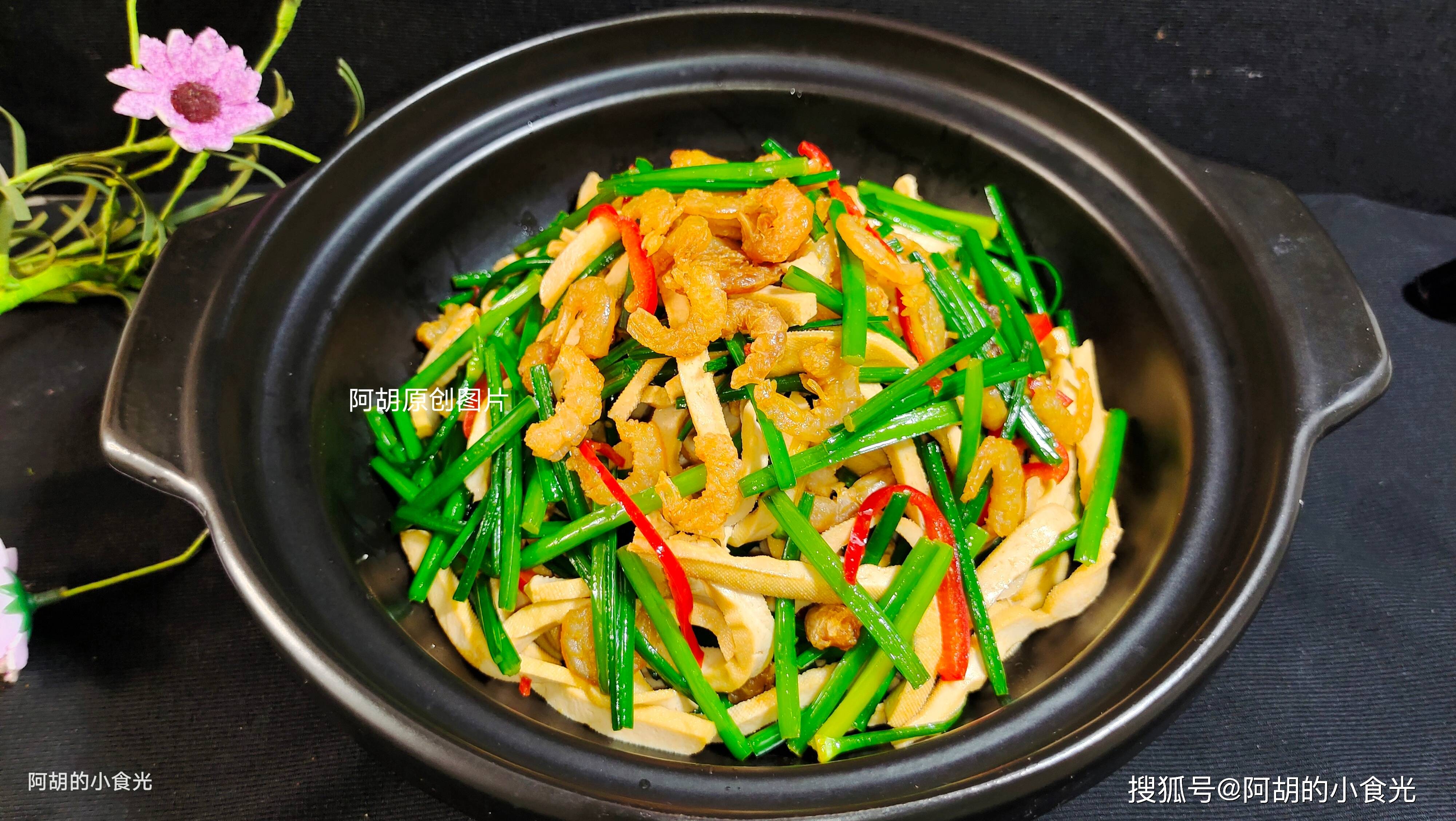 比如粤式"小炒皇"的配菜中韭菜苔是必须有的,绝不能少了.