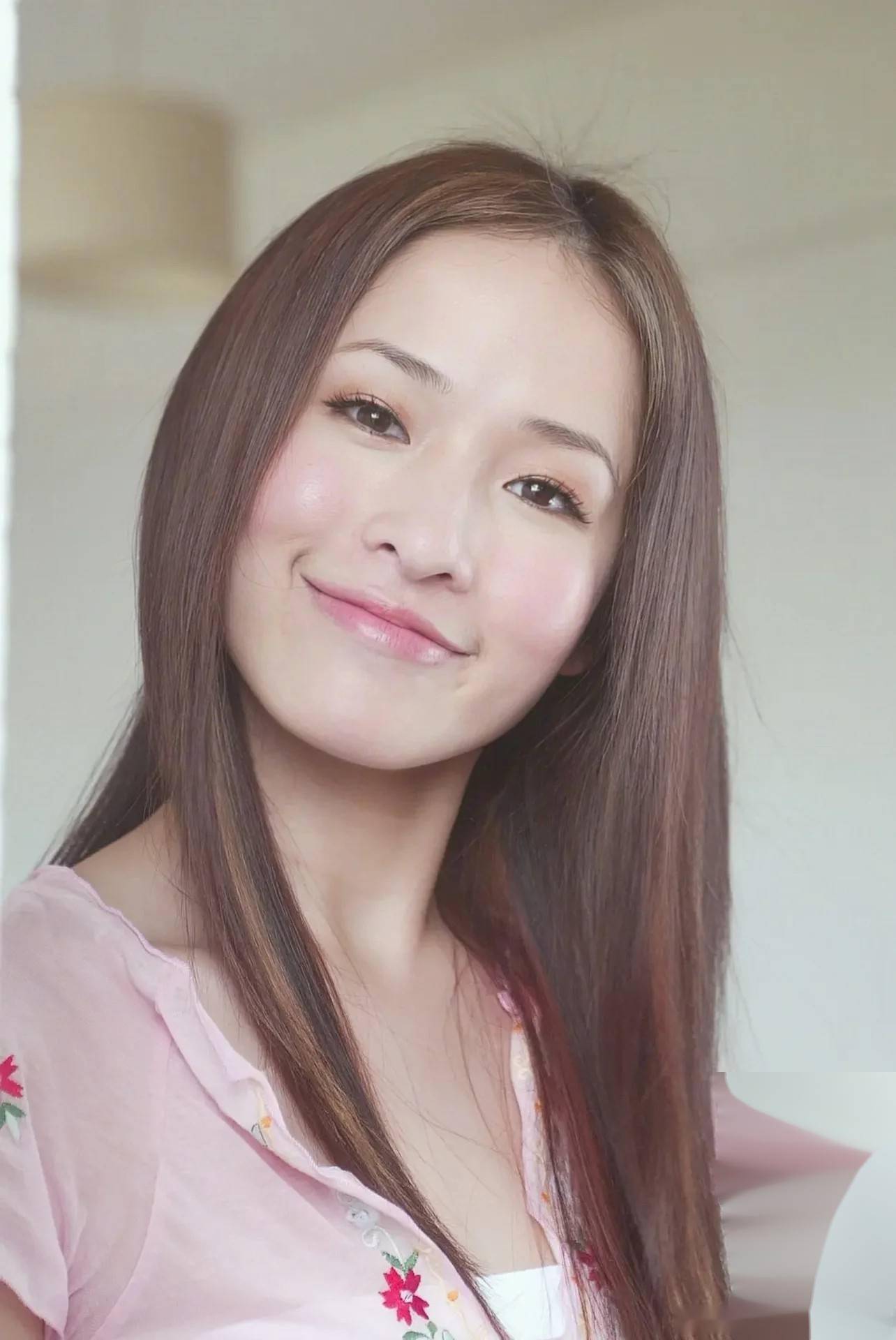 绝代风华!39岁萧亚轩写真曝光,这谁顶得住她的美貌,才华与魅力?