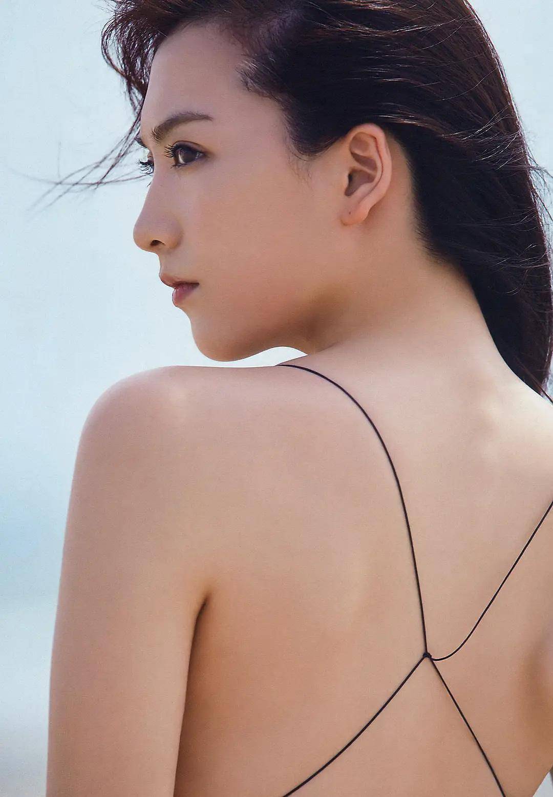 姜智英丰腴饱满,美貌绝伦惊艳全场!