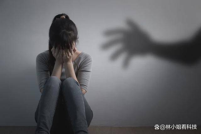 厦航员工在女厕偷拍乘务被拘留，网友：自毁前程！-厦航空姐的工资一般是多少