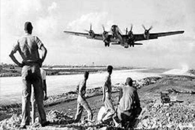 血战塞班岛!7万美军全歼4万日军,2万日本军民被迫跳崖自尽