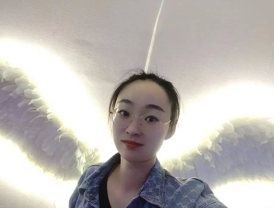 安丽娜,中学数学二级教师,忻州师院附中优秀教师.